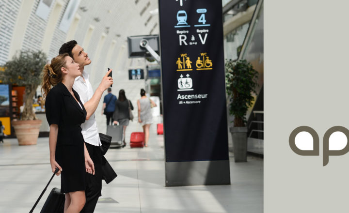 couple en voyage d'affaires et logo april