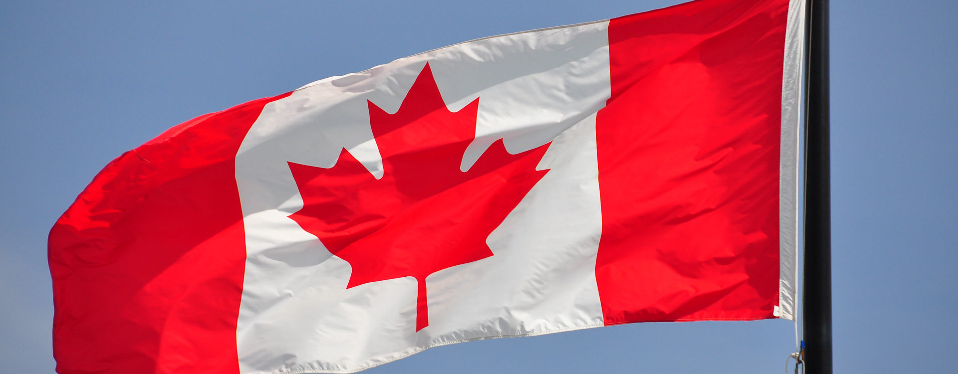 drapeau canadien flottant au vent