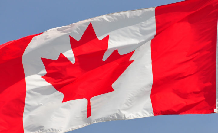 drapeau canadien flottant au vent