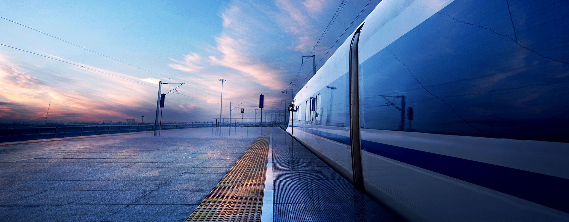 TGV à quai dans une gare sous un beau ciel