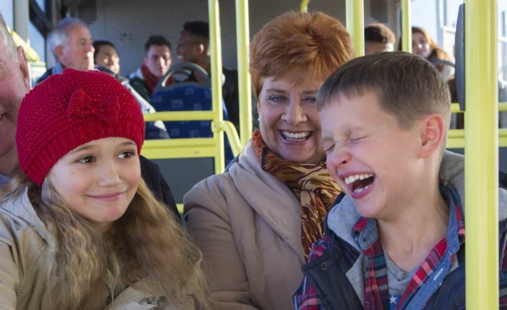 Grands-parents et petits-enfants souriant en transport en commun
