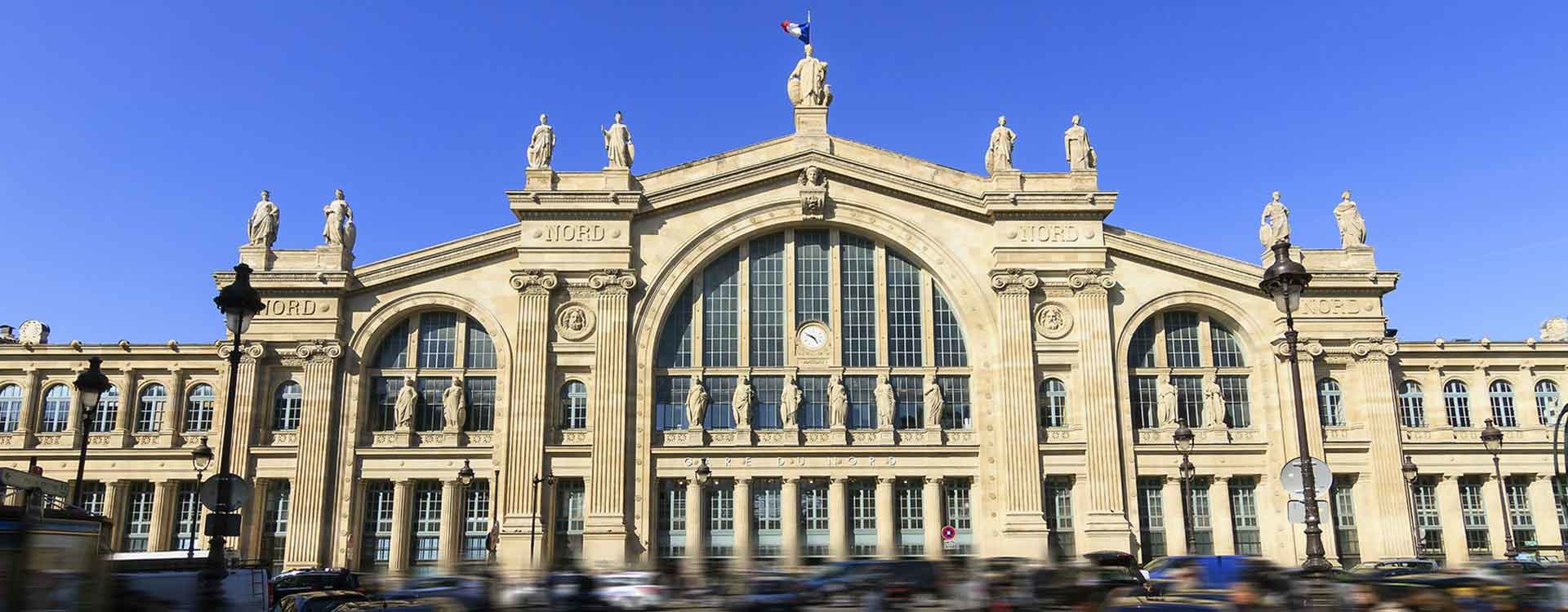 Façade ensoleillée de la Gare du Nord à Paris