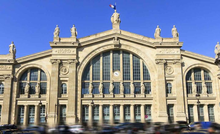Façade ensoleillée de la Gare du Nord à Paris