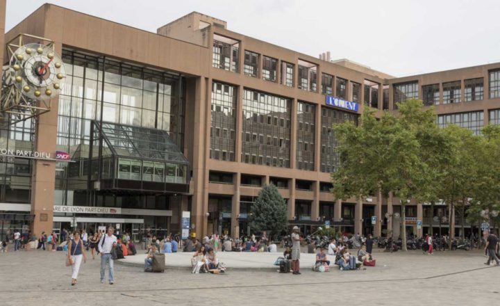 Esplanade animée de la gare sncf de Lyon part-Dieu