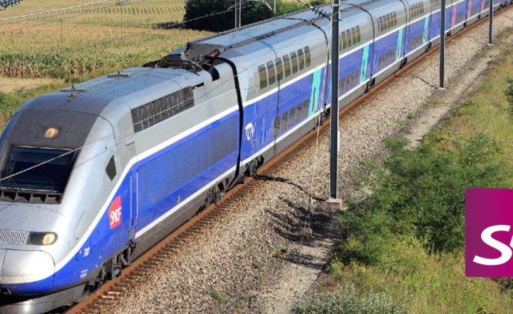 TGV en rase campagne et logo SNCF