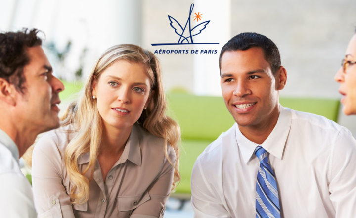 groupe mixte de personnes discutant dans un salon