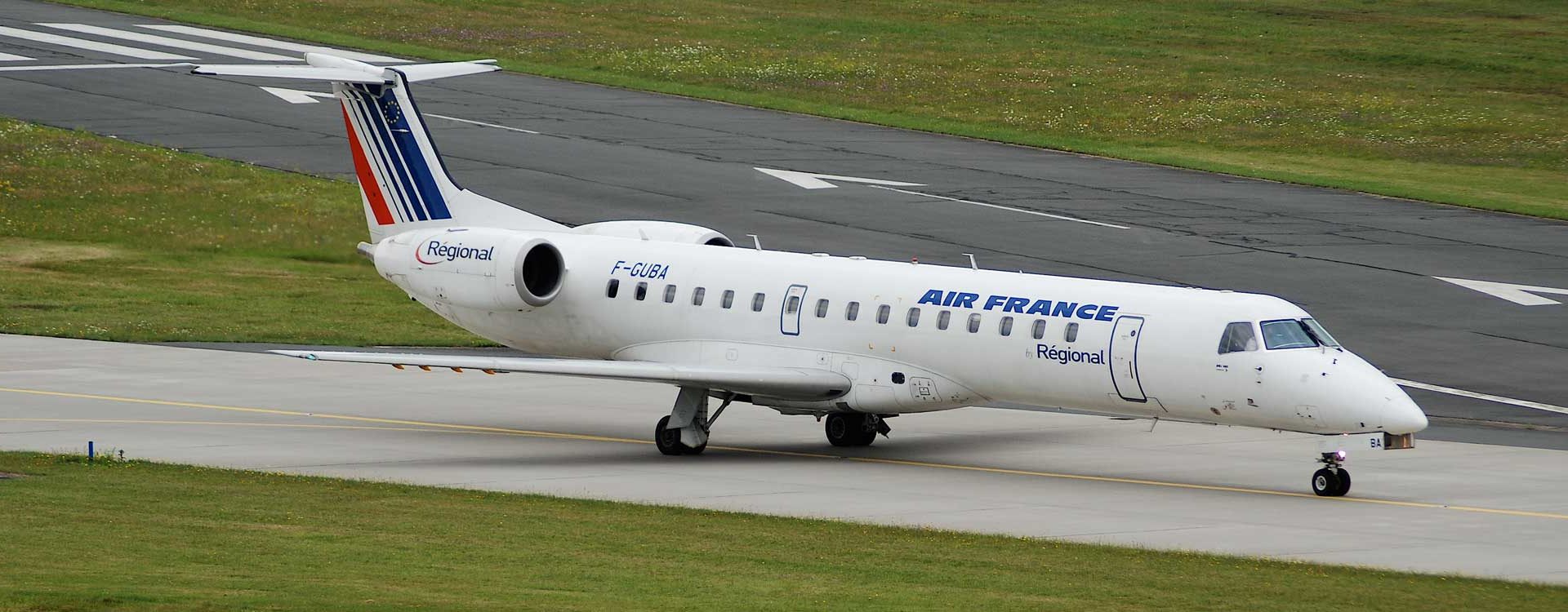 Appareil Ambraer aux couleurs d'Air France sur une piste