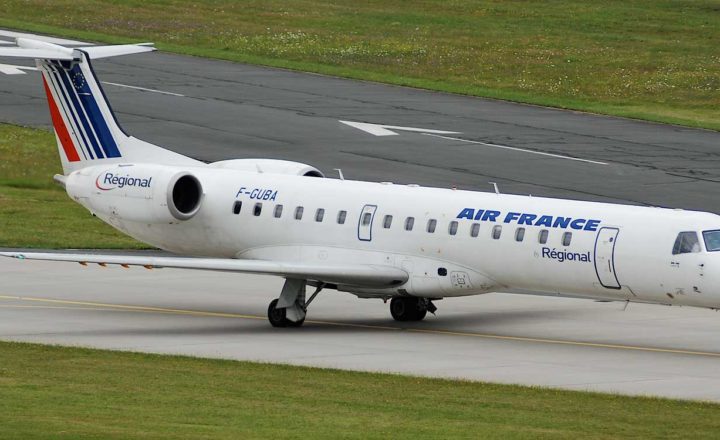 Appareil Ambraer aux couleurs d'Air France sur une piste