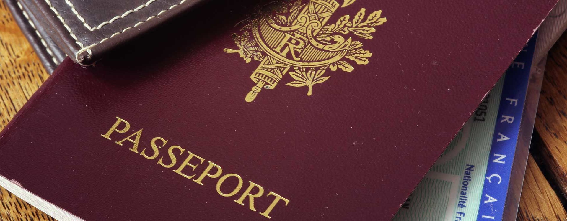 Gros plan d'un passeport français