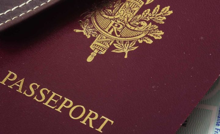 Gros plan d'un passeport français