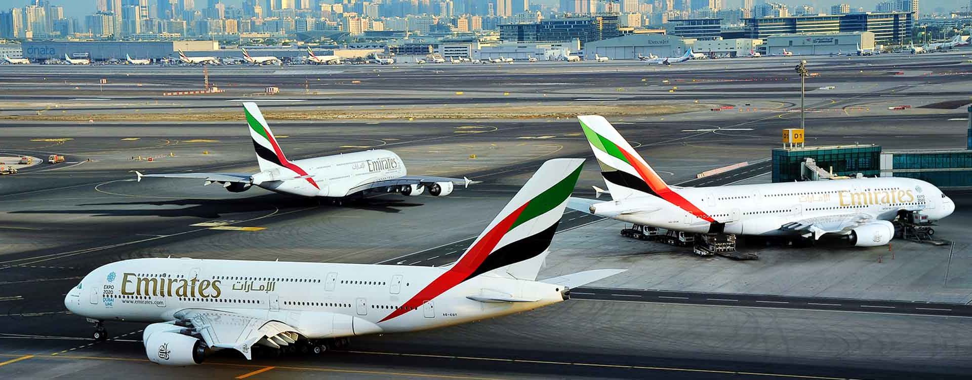 appareils aux couleurs de la compagnie emirates sur un tarmac