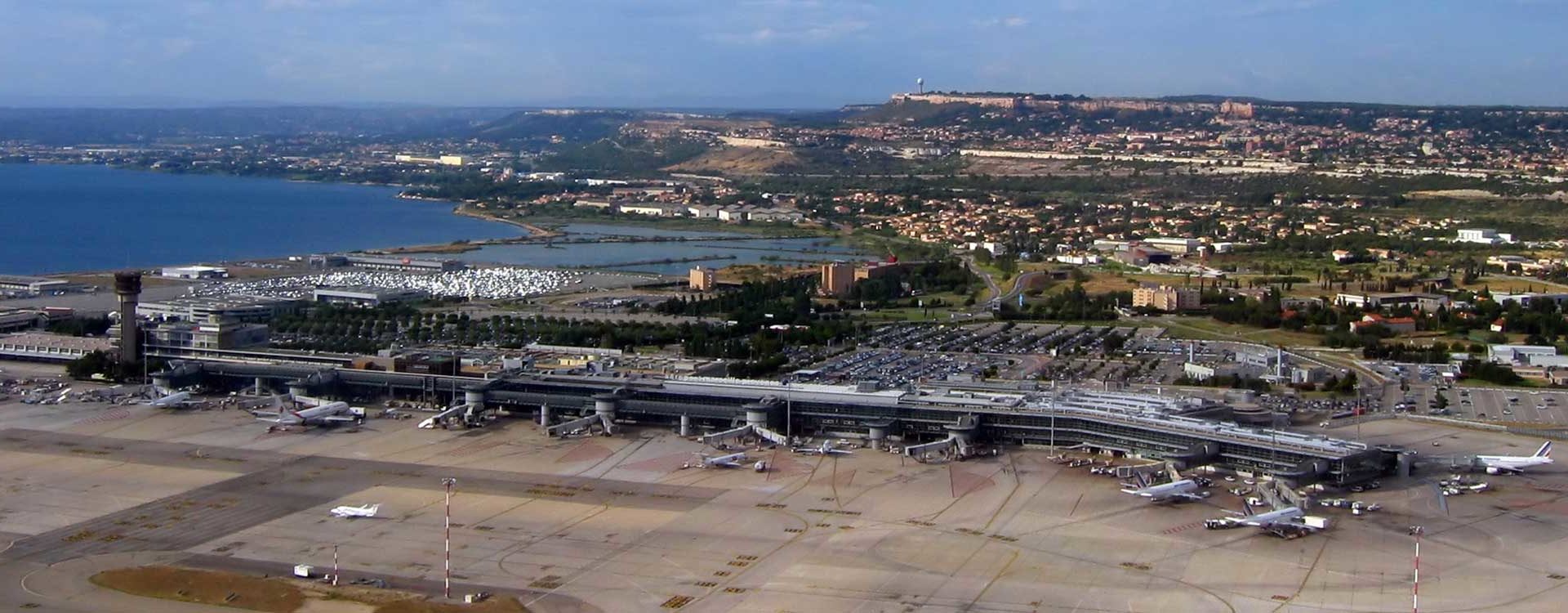 paysage de Marseille, aéroport au premier plan