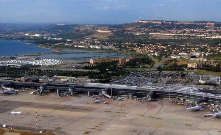 paysage de Marseille, aéroport au premier plan