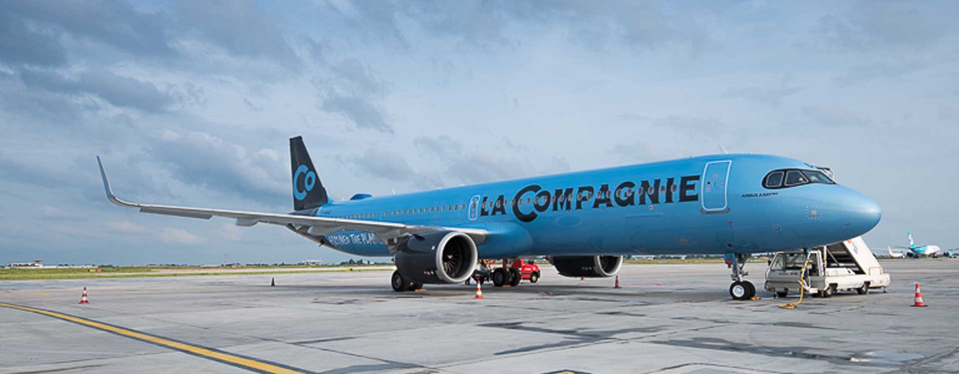 L'Airbus A321 Neo de La Compagnie sur un tarmac