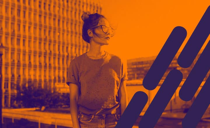 jeune femme dans un quartier d'affaires