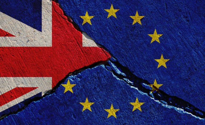 drapeaux européen et anglais peints sur un mur fissuré