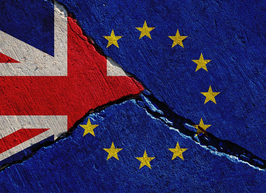 drapeaux européen et anglais peints sur un mur fissuré
